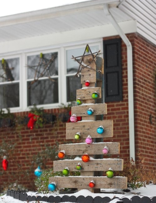 Christmas Decoration Ideas - Garden Pallet Tree