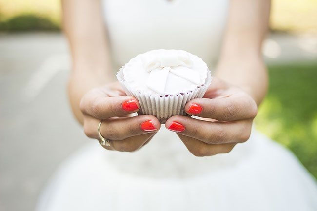 Photo Book - Wedding Cake - Food Porn - Cupcakes and Bride