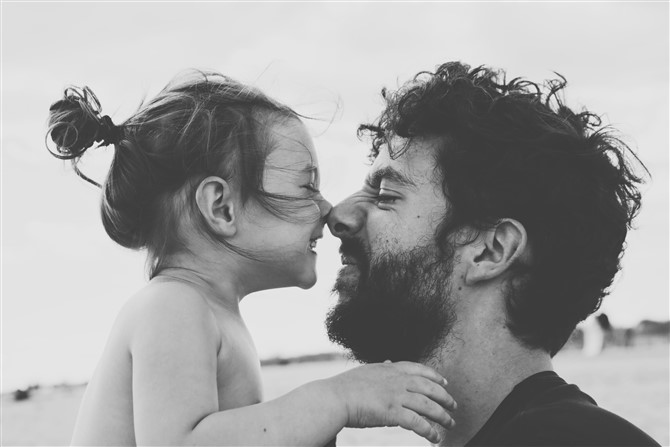 How To Pick The Best Photo To Print As A Fathers Day Gift - Eskimo Kissing