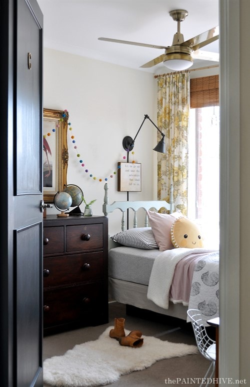Budget Friendly Bedroom Decorating Ideas - Vintage Tiny Room