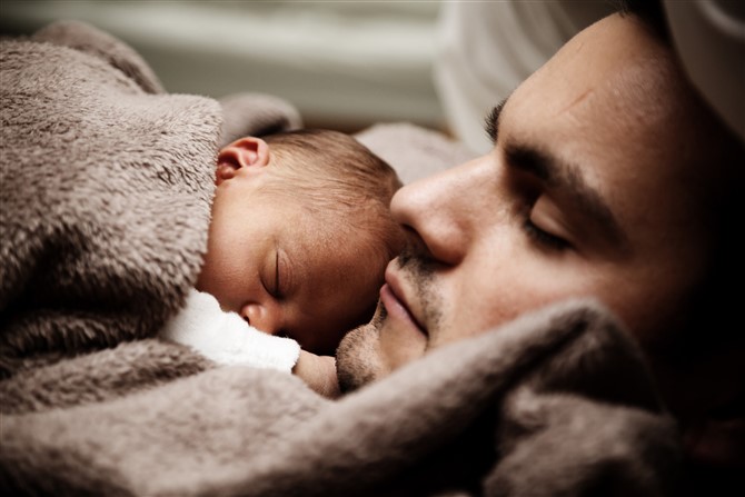 How To Pick The Best Photo To Print As A Fathers Day Gift - Baby Child And Daddy