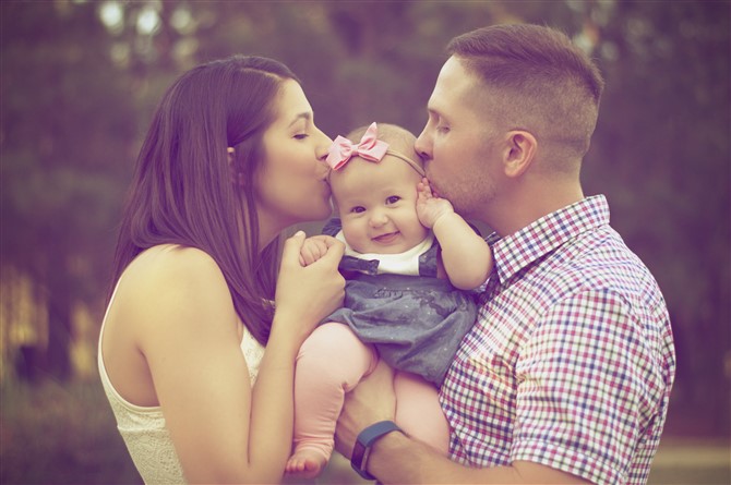 How To Pick The Best Photo To Print As A Fathers Day Gift - Kissing Baby Girl