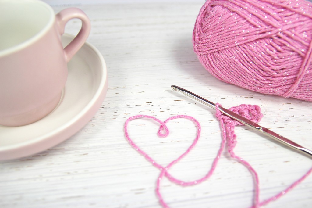 Say I love you with wall out - pink crochet love heart